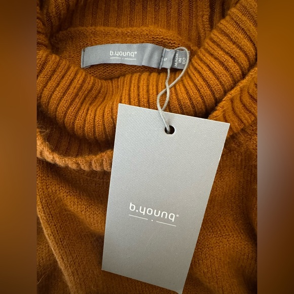 Women's Turtleneck Sweater
(Listing #30) - Picture 7 of 10